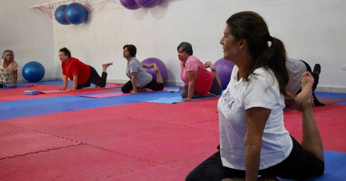 Mujeres durante una clase de yoga.