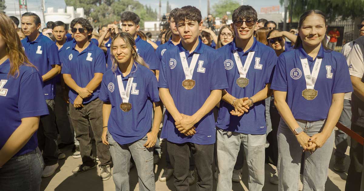 Jóvenes atletas de la UAdeC.