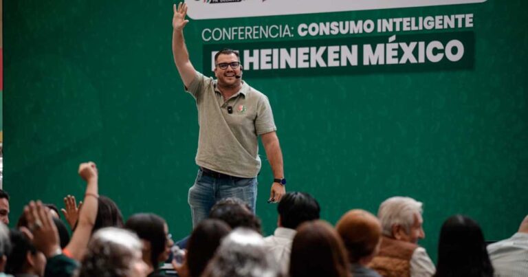 Fabián Alberto Rábago Garza en conferencia en Saltillo.