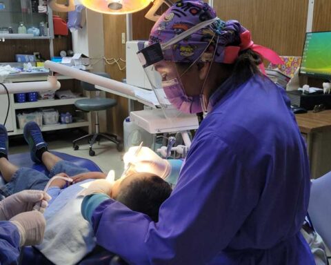 Atención bucodental a un niño en el IMSS Coahuila.