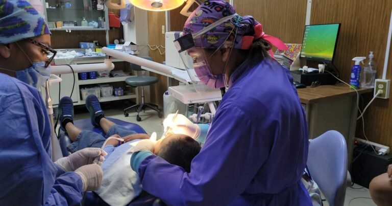 Atención bucodental a un niño en el IMSS Coahuila.