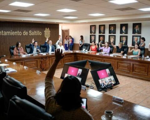 Integrantes del Cabildo levantando la mano para aprobar propuestas.