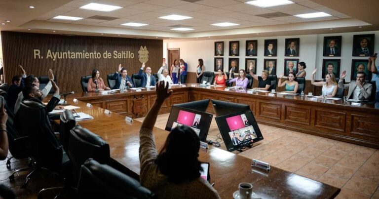 Integrantes del Cabildo levantando la mano para aprobar propuestas.