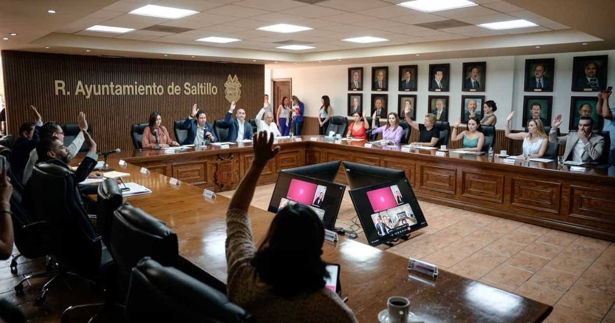 Integrantes del Cabildo levantando la mano para aprobar propuestas.