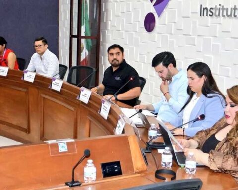 Consejeros electorales durante sesión en el IEC.