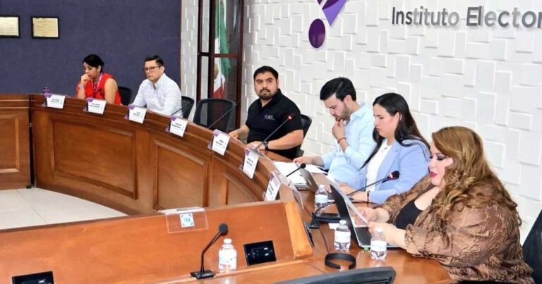 Consejeros electorales durante sesión en el IEC.