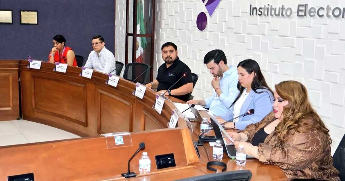 Consejeros electorales durante sesión en el IEC.