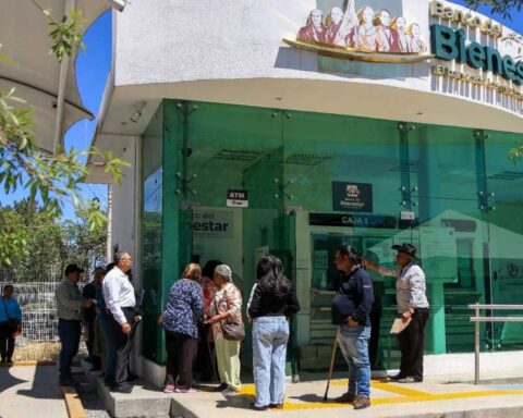 Instalaciones del Banco Bienestar y una fila de beneficiarios en el exterior.
