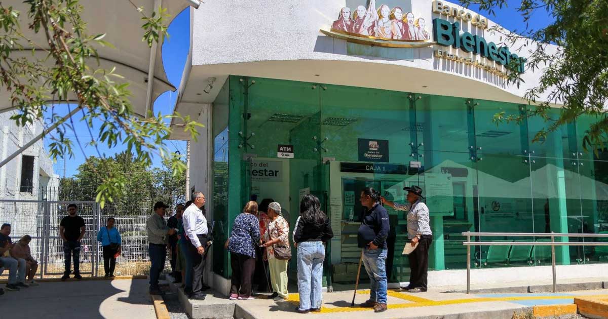 Instalaciones del Banco Bienestar y una fila de beneficiarios en el exterior.