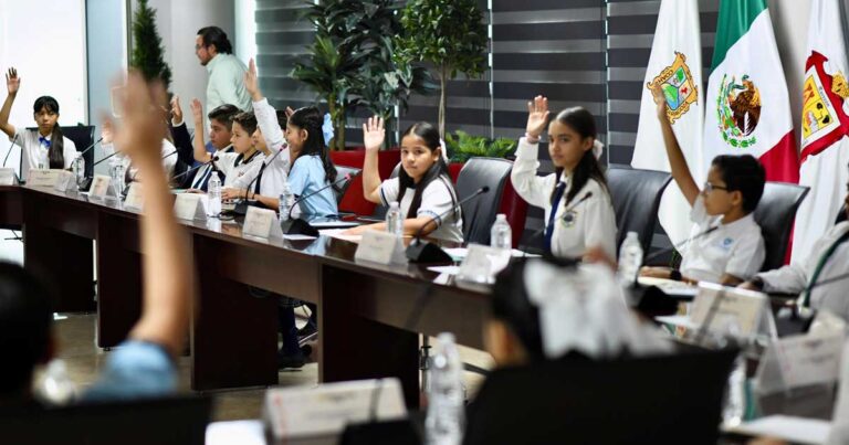 Integrantes del Cabildo Infantil aprobando levantando la mano en sesión en Torreón.