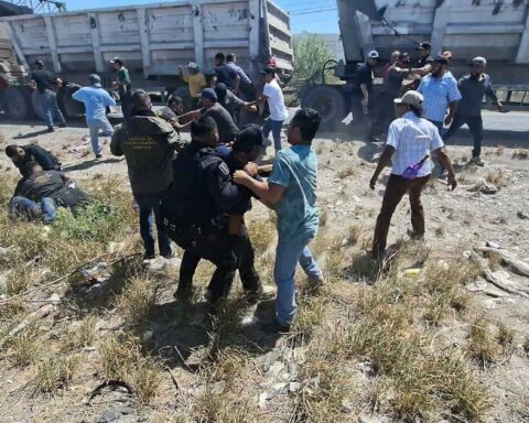 Exobreros de AHMSA en un enfrentamiento con policías.