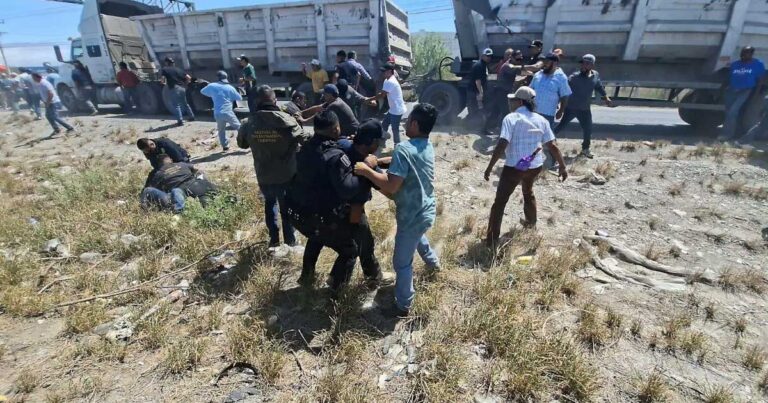Exobreros de AHMSA en un enfrentamiento con policías.