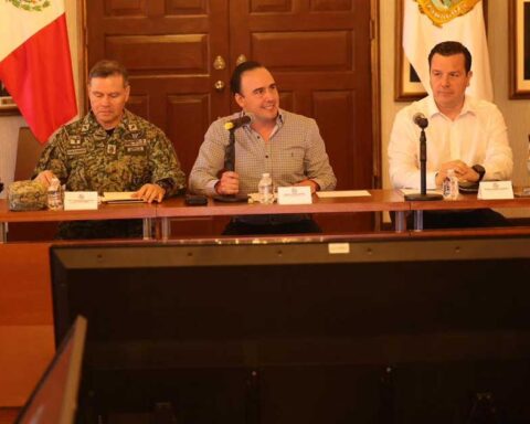 Manolo Jiménez, gobernador de Coahuila, junto con otros funcionarios en la mesa de seguridad estatal.