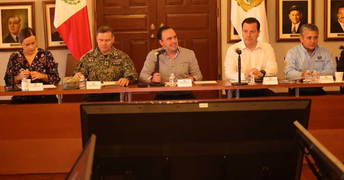 Manolo Jiménez, gobernador de Coahuila, junto con otros funcionarios en la mesa de seguridad estatal.