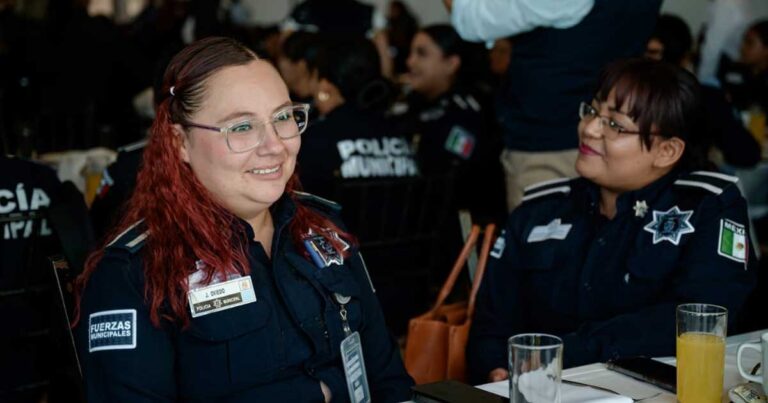 Mujeres policías de Saltillo en una comida.