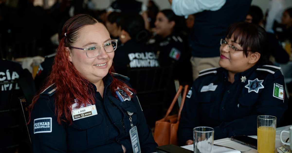 Mujeres policías de Saltillo en una comida.
