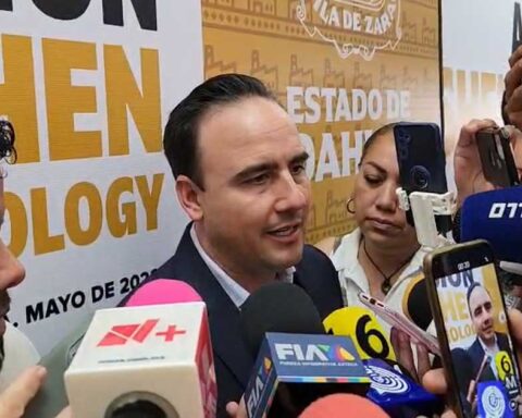 Manolo Jiménez, gobernador de Coahuila, dando declaraciones a medios.