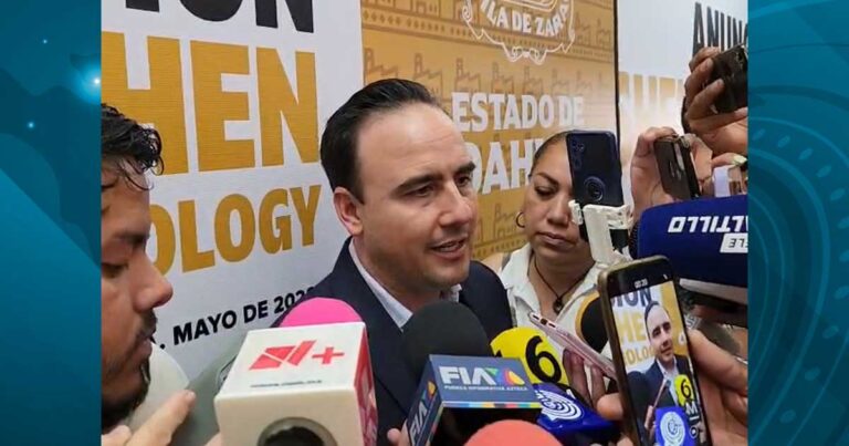 Manolo Jiménez, gobernador de Coahuila, dando declaraciones a medios.