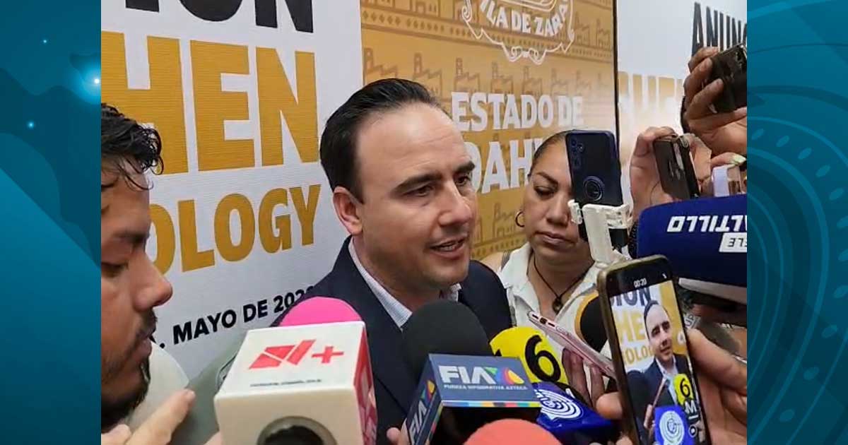 Manolo Jiménez, gobernador de Coahuila, dando declaraciones a medios.