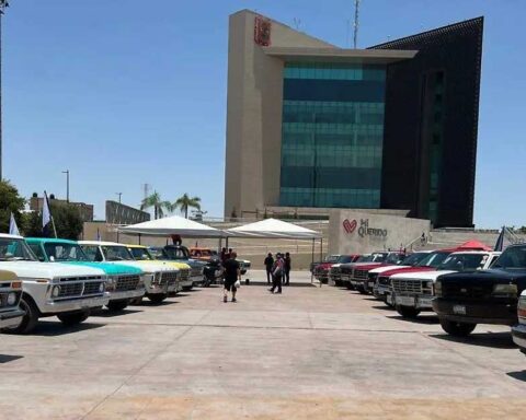 Vehículos del Campeonato Nacional Tunning en la Plaza Mayor de Torreón.