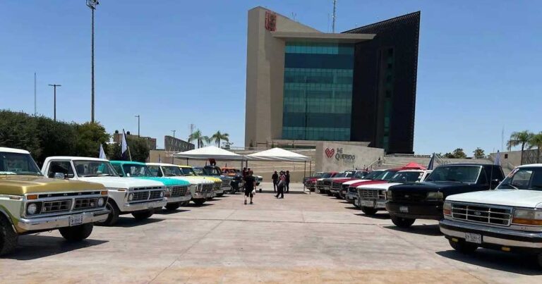 Vehículos del Campeonato Nacional Tunning en la Plaza Mayor de Torreón.