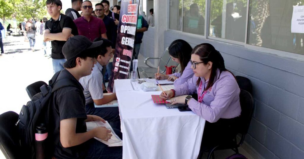 Jóvenes en Feria del Empleo en Saltillo.