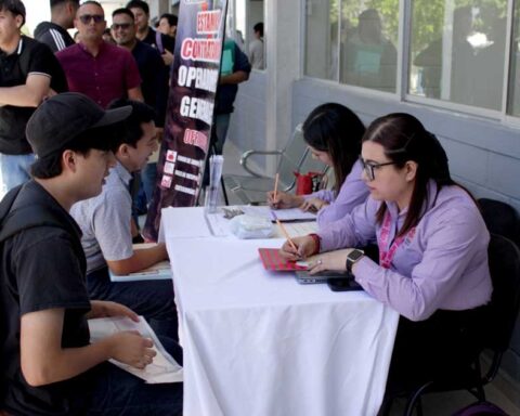 Jóvenes en Feria del Empleo en Saltillo.
