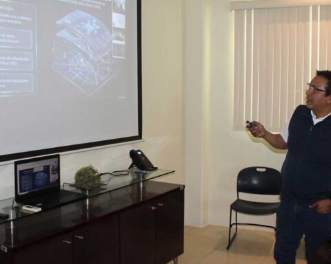 Investigador de la UAdeC durante una presentación en Torreón.