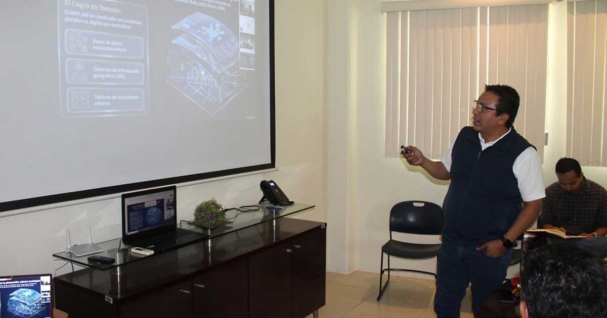 Investigador de la UAdeC durante una presentación en Torreón.