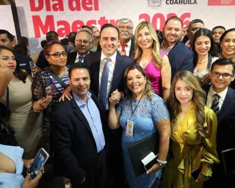 Integrantes de la Sección 5 junto al gobernador de Coahuila Manolo Jiménez.