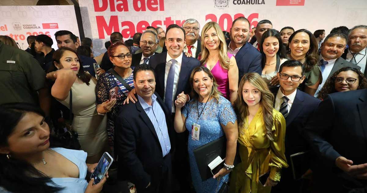 Integrantes de la Sección 5 junto al gobernador de Coahuila Manolo Jiménez.