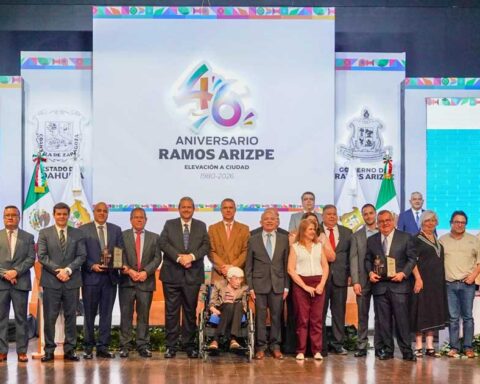 Personajes reconocidos durante ceremonia en Ramos Arizpe.