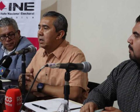 Funcionarios del INE y el IEC en rueda de prensa.