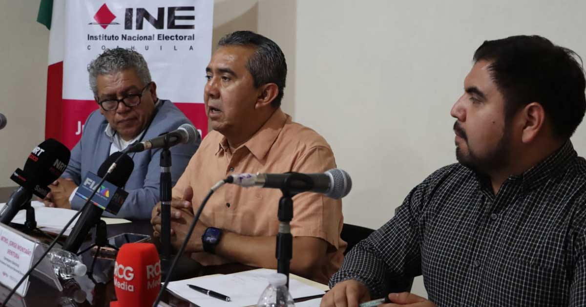 Funcionarios del INE y el IEC en rueda de prensa.