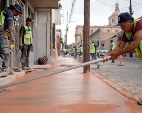 Trabajadores realizando reparaciones en banquetas en Saltillo.
