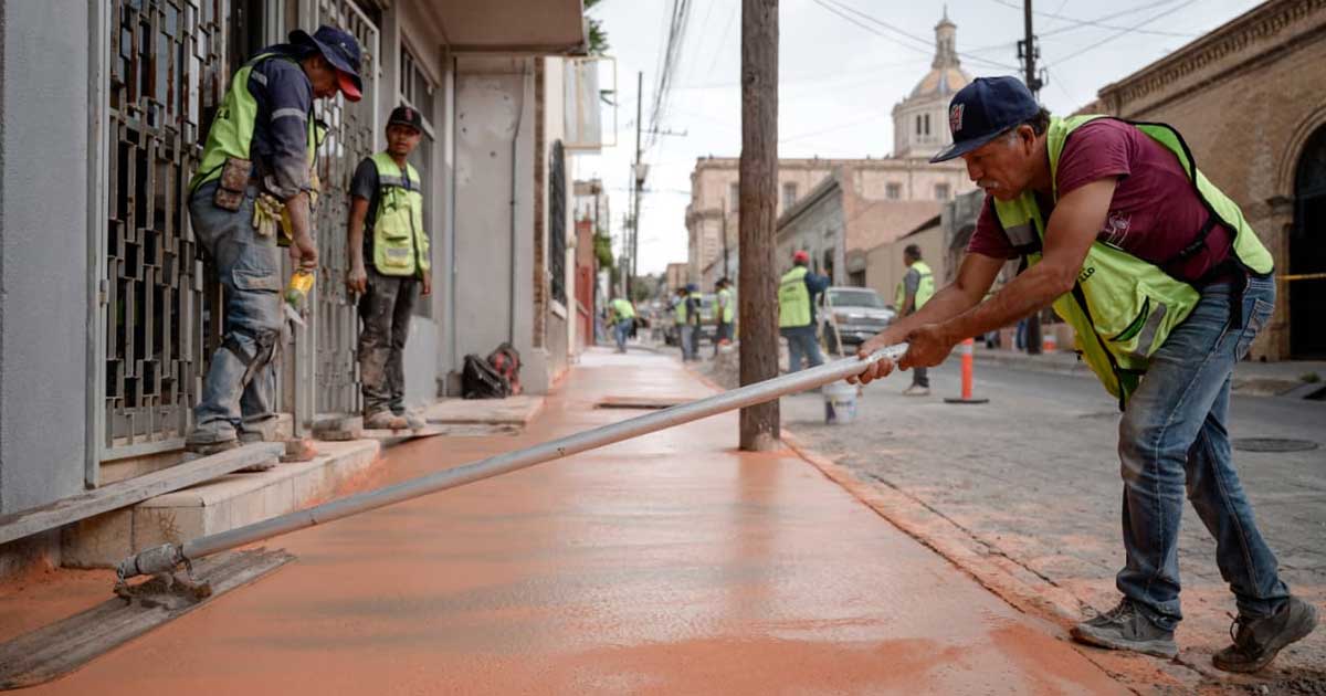 Trabajadores realizando reparaciones en banquetas en Saltillo.