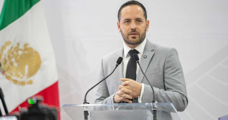 Alcalde de Piedras Negras Jacobo Rodríguez en conferencia de prensa.