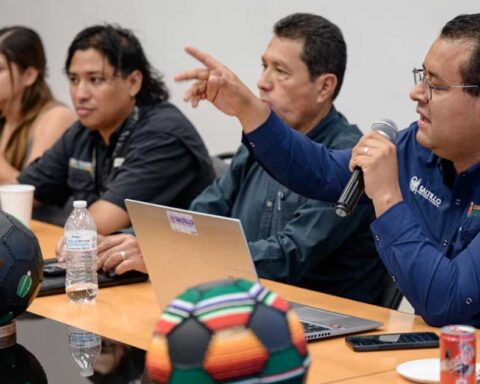 Funcionarios en mesas de trabajo Saltillo-Monterrey.