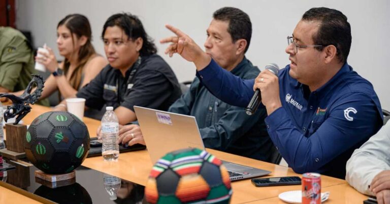 Funcionarios en mesas de trabajo Saltillo-Monterrey.