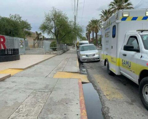 Una ambulancia al exterior de secundaria en Saltillo.
