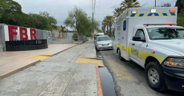 Una ambulancia al exterior de secundaria en Saltillo.