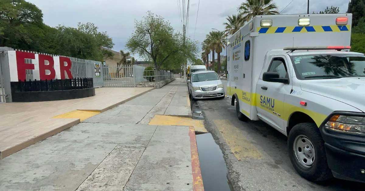 Una ambulancia al exterior de secundaria en Saltillo.