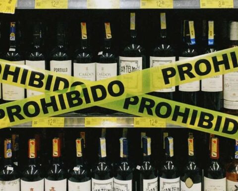 Cintas de prohibido en botellas de vino.