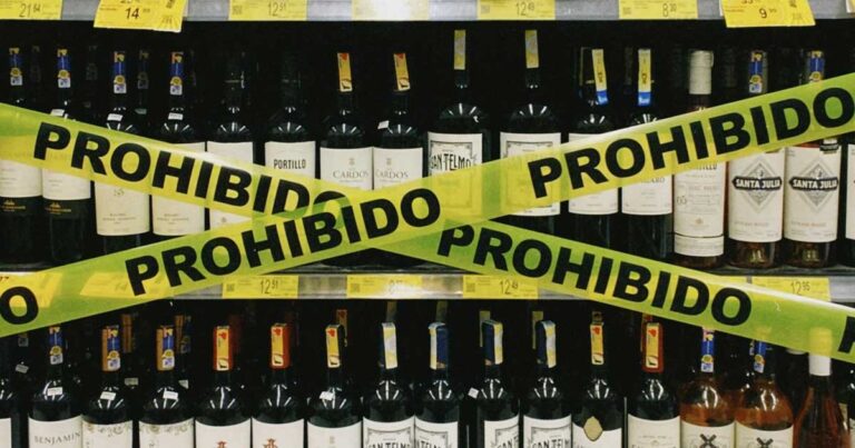 Cintas de prohibido en botellas de vino.