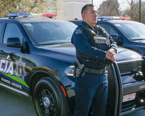 Policía municipal delante de una patruilla en Ramos Arizpe.