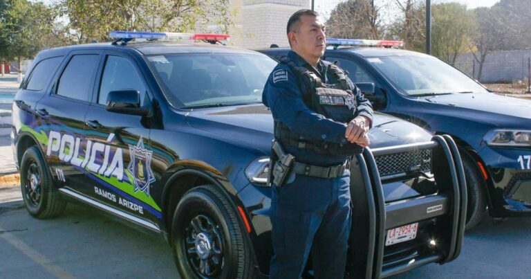 Policía municipal delante de una patruilla en Ramos Arizpe.