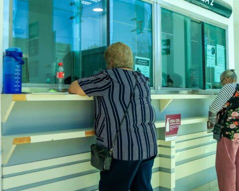 Mujer en la caja del Banco Bienestar.