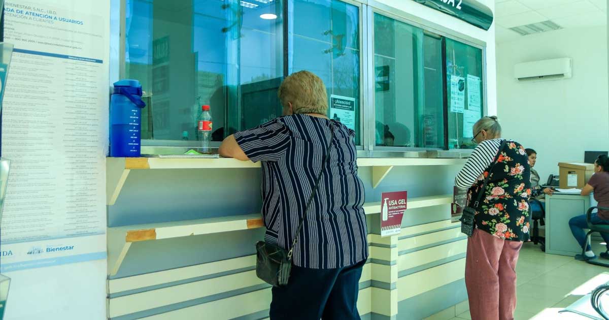 Mujer en la caja del Banco Bienestar.