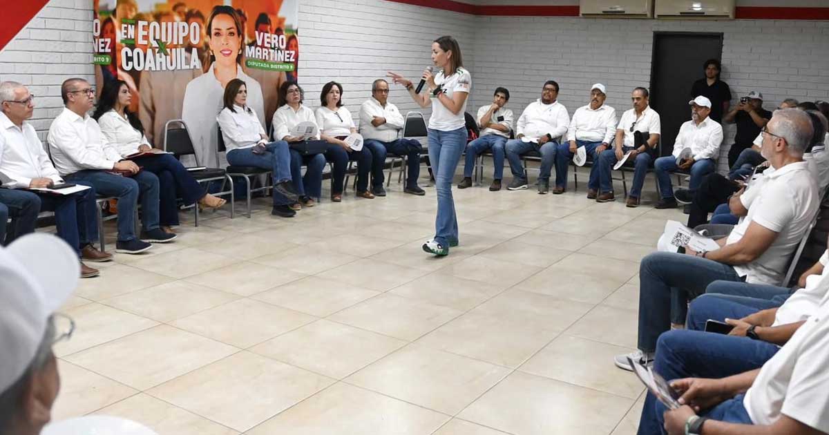 Verónica Martínez en encuentro con jubilados.