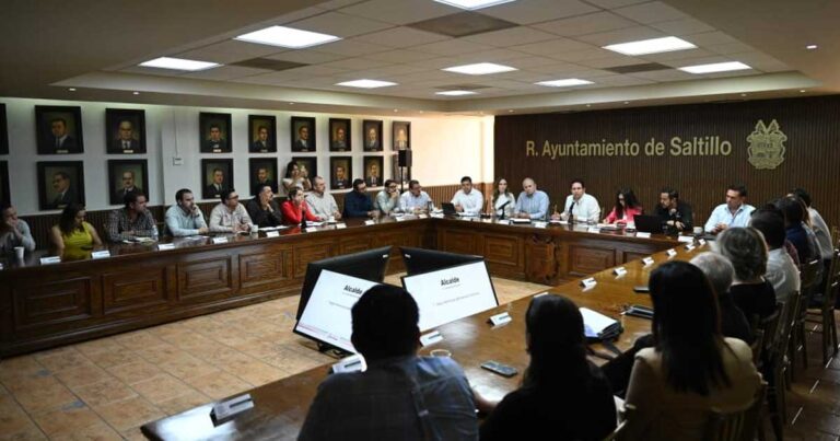 Integrantes del Ayuntamiento de Saltillo durante una sesión.